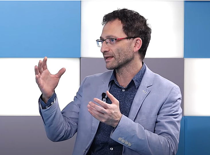 L’éducation contre la ségrégation : entretien avec Gábor Erőss, sociologue engagé et élu écologiste d’opposition