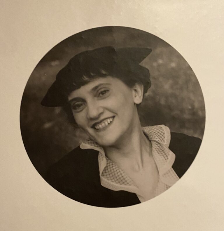 Rogi André, portrait lumineux d’une femme dans l’ombre